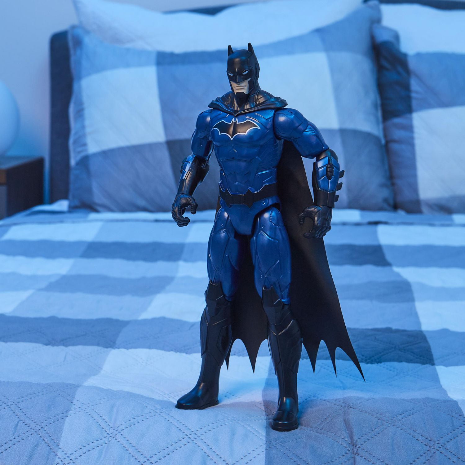 Batman, Figurine articulée Metal-Tech Batman de 30,5 cm (costume noir/bleu), pour les garçons à partir de 3 ans