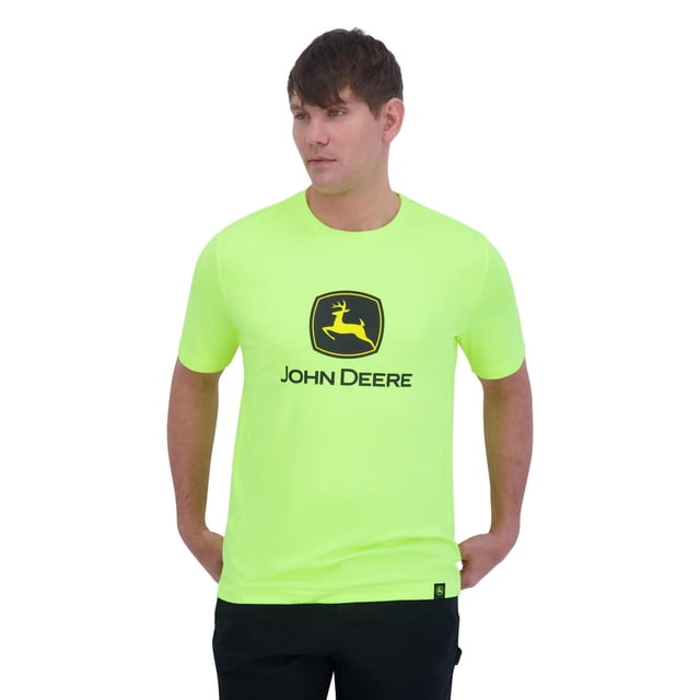 John Deere T-shirt à Manches Courtes pour Hommes en polyester Jaune Néon avec Col Ras du Cou, avec logo John Deere Noir et Jaune Imprimé à l'Avant et Étiquette d'Ourlet de logo, Tissu Évacuant l'Humidité et protection Solaire UPF 50+, Montré à l'Avant avec Pantalon Noir.