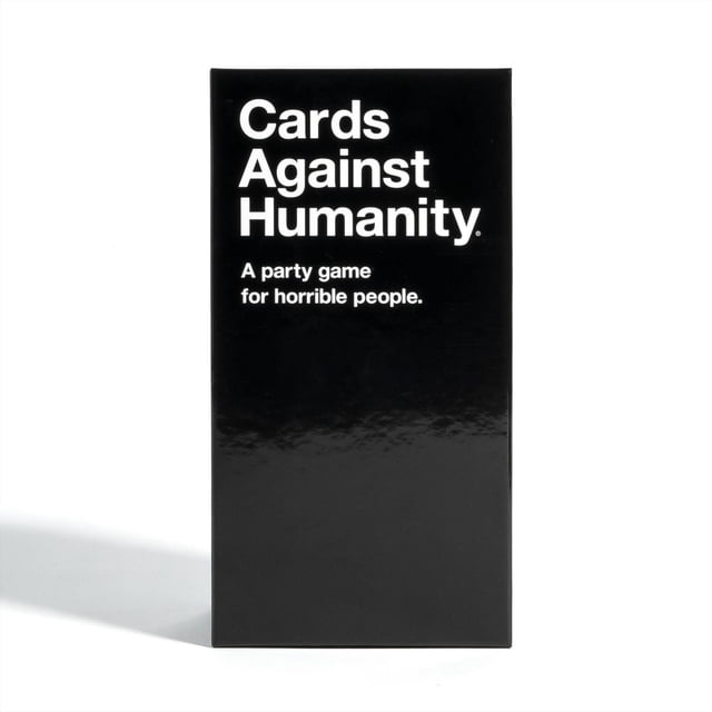 Cards Against Humanity Boîte de Jeu Principale avec Fini Noir Mat et Texte Blanc Audacieux Lisant « Cards Against Humanity » et le Slogan « A party game for horrible people » à l'Avant, sur Fond Blanc, Idéale pour les Jeux de Cartes de Groupe, le Divertissement et les Rassemblements Sociaux.