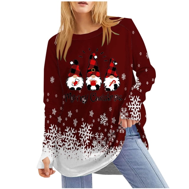 Hauts de Noël pour Femmes Haut à Imprimé de Noël pour Femmes à Col Rond à Manches Raglan à Manches Longues avec Manches pour Pouce Conçu sur un Thème Festif des Fêtes. Présente Trois gnomes en Chapeaux à Carreaux, Texte « Merry Noël » et Motifs de Flocons de Neige Blancs sur un Fond Bourgogne. Ce Chandail à Enfiler pour Femmes à Manches Longues, Ourlet Arrondi, et Est Fait de polyester Léger, Idéal pour les Tenues Décontractées des Fêtes.