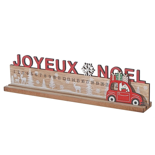 Support de Calendrier Joyeux Noël en Bois avec Lettres en Blocs Rouges Épelant «Joyeux Noël» Séparé par un Flocon de Neige Blanc, Installé sur une base en Bois Naturel avec des Arbres d'Hiver Peints Blancs, des Flocons de Neige et un Cerf, et une Voiture Rouge Transportant des Cadeaux et une Figurine de Bonhomme de Neige, Parfait pour la Décoration de Calendrier de l'Avent de Noël sur Table.