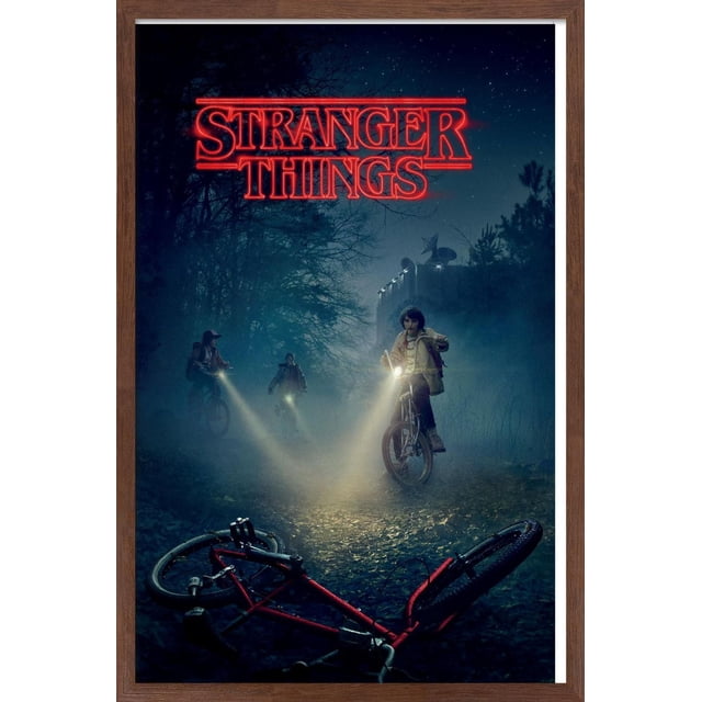 Netflix Stranger Things - Affiche Murale de Vélos, 22,375 Po x 34 Po Représentant Trois Enfants Chevauchant des Bicyclettes avec des Lampes de Poche à Travers une Forêt Brumeuse la Nuit, une Bicyclette Rouge Allongée au Sol au Premier Plan, et le logo Rouge Lumineux Stranger Things au-Dessus contre un Ciel Étoilé Sombre, Convient pour Décorer des Chambres Ou des Espaces de Vie.