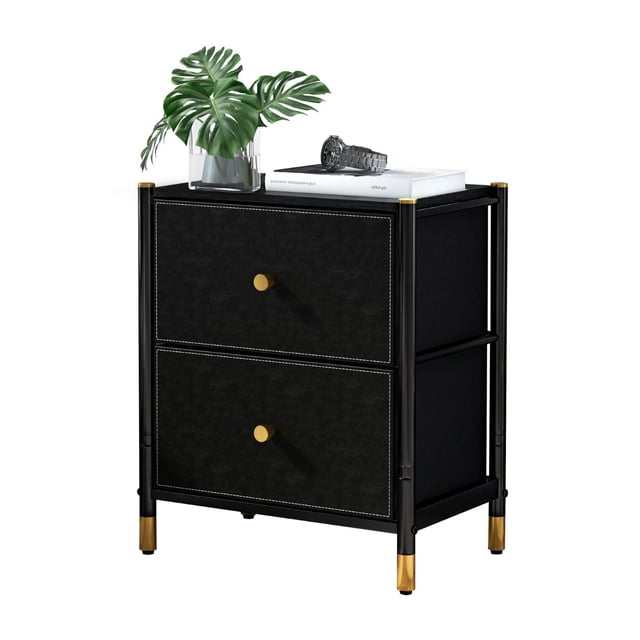 DECOMOMO table de Chevet avec Tiroirs, solution de Rangement à 2 Niveaux pour table d'Appoint avec Façades de Tiroir en Similicuir Noir, Boutons Dorés et Tiges Métalliques Robustes. Idéale pour les Meubles de Chambre, Comprend Deux Paniers en Tissu pour Organiser les Articles et une Planche Supérieure Résistante à l'Eau. Dimensions : 18” (L) x 11.8” (L) x 22” (H).