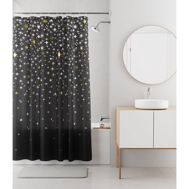 Mainstays Rideau de Douche Décoratif Imperméable en PEVA Recyclé avec Fond Noir et Motifs d'Étoiles Métalliques Jaunes et Blanches Concentrés en Haut, Format 70 par 72 Pouces pour s'Adapter aux Baignoires standard, Fabriqué à Partir de PEVA Recyclé à 30 % pour des Accessoires de Salle de Bain Écologiques, Suspendu sur une Tringle Argentée dans une Salle de Bain Moderne avec des Carreaux Blancs et une Coiffeuse Minimaliste avec Miroir Rond.