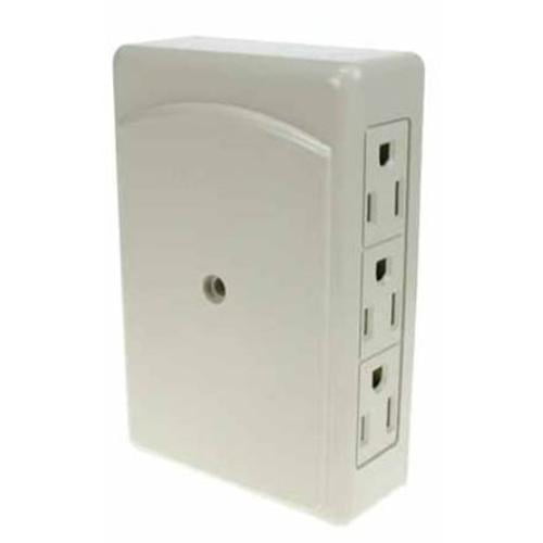 Elink EL-867 Robinet Mural Gain de Place à 6 Prises Blanc Vue Orientée vers l'Avant d'Un Robinet Mural Rectangulaire Blanc avec six Prises Mise à la Terre en Deux Colonnes Verticales, Boîtier en Plastique Moulé et Broches de Prise d'Entrée Latérale pour Permettre aux Meubles de s'Asseoir Plus Près du Mur; Étiqueté 15A 125VAC 1875W. Utilisé Souvent pour Alimenter Plusieurs Petits Appareils Électroniques dans des Espaces Étroits comme des tables de Chevet Ou des Centres de Divertissement.
