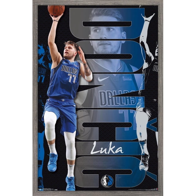 NBA Dallas Mavericks - Affiche Murale Luka Doncic 19, 22,375 Po x 34 Po Représentant un Joueur de basketball avec un Numéro de Chandail Dallas Mavericks Bleu 77 Sautant avec un Ballon de basketball dans la Main Droite. l'Arrière-plan Comprend un Grand Texte Stylisé « Doncic » en Gris et Bleu, un Gros Plan Délavé du Chandail du Joueur, et le logo Dallas Mavericks au Centre Inférieur. l'Affiche Est Imprimée sur Papier Brillant avec un Cadre Façon Bois et Présente le Nom « Luka » en Écriture Blanche Près du Bas