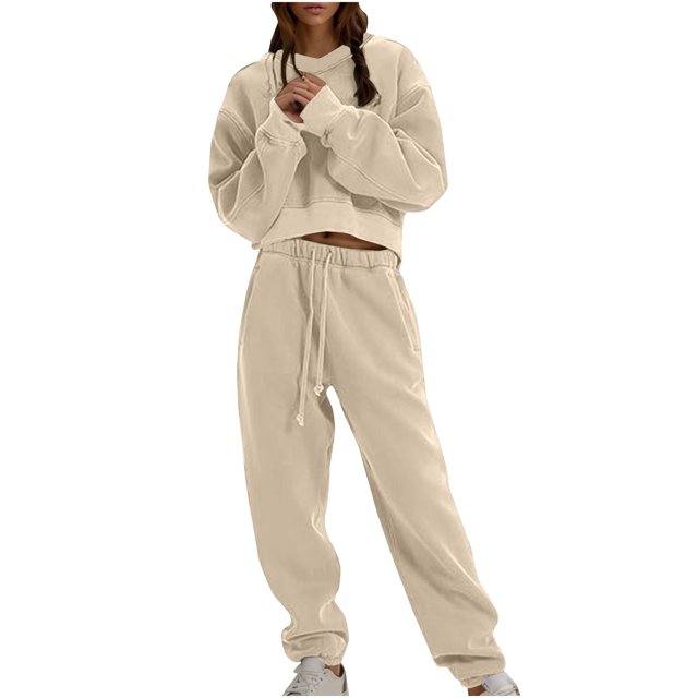 Pisexur Ensembles de Survêtement pour Femmes 2 Pcs Comprenant un Chandail à Col Rond Décontracté et un Pantalon de Survêtement Assorti de Couleur beige Unie. Ce Survêtement Est Ample et Conçu pour le Confort, Idéal pour les Voyages d'Automne, les Vacances Ou les Sorties Décontractées. le Modèle Agence l'Ensemble à Manches Longues avec des Espadrilles Blanches.