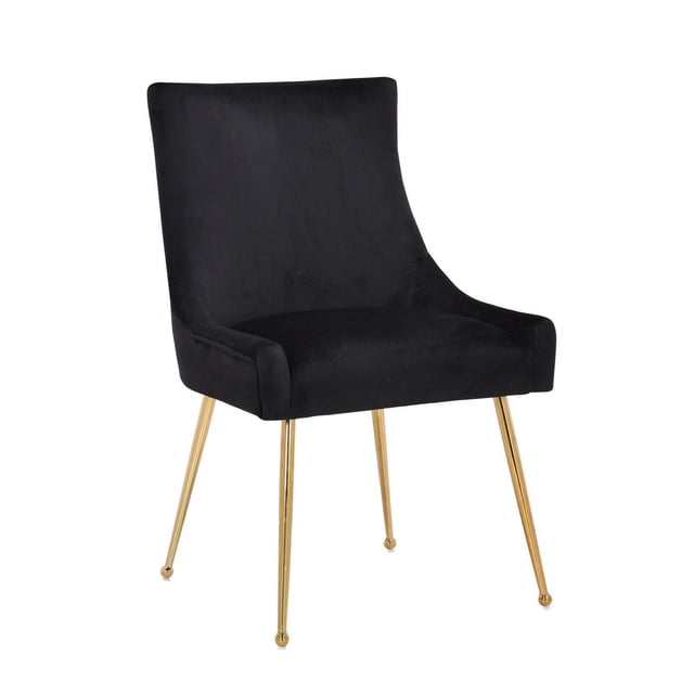 PLATA IMPORT - HEYE LL Chaise en Noir, une Chaise de Salle à Manger Élégante avec Rembourrage en Velours Noir et Cadre en Bois, Soutenue par Quatre Pieds en Métal Doré Peints Brillants sur une Vue avant 3/4 sur Fond Blanc, Idéale pour les Sièges de Cuisine et de Salle à Manger et Souvent Utilisée comme Siège de Bureau Stylé.