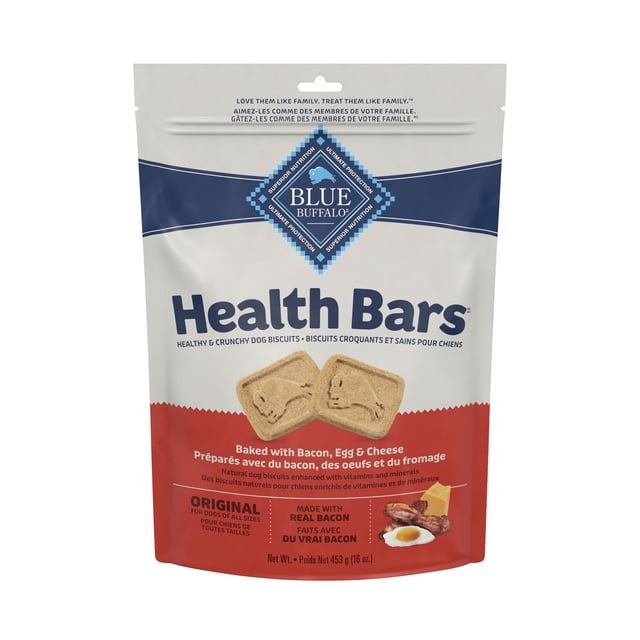 Blue Buffalo Health Bars Crunchy Dog Biscuits, Bacon, Egg & Cheese flavor in a resealable 453 g (16 oz) pouch with blue and red design, featuring two square biscuits embossed with dog silhouettes, made with real bacon and natural ingredients, suitable for all dog sizes and ideal for training rewards.