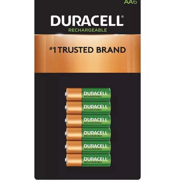 Duracell Piles AA Rechargeables Préchargées, 6 Unités, Comprenant six Piles NiMH Vertes et en Cuivre dans un Emballage vertical. l'Emballage Met l'Accent sur les Piles Préchargées, la Puissance Longue Durée et le slogan « Marque de Confiance #1 ».