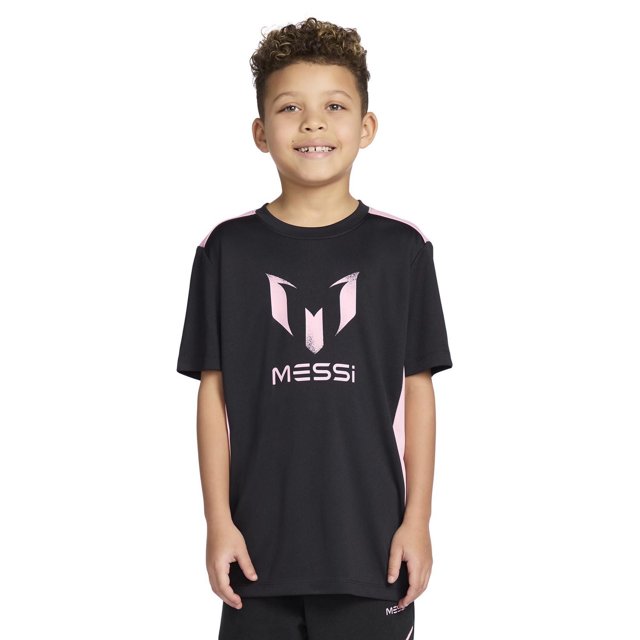 Messi Haut Color Block à Logo pour Garçons en Noir avec Panneaux Latéraux Roses et accents sur les Épaules, Présentant un Grand Logo Messi Rose sur la Poitrine, Manches Courtes et Col Ras du Cou, Fabriqué en Tissu polyester Doux et durable Idéal pour les Hauts Décontractés pour Garçons.