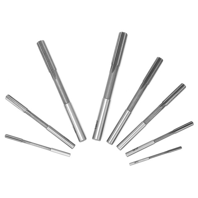 Ensemble d'Alésoirs à Chucking par Gupbes, Comprenant 8 Alésoirs en Acier à Haute Vitesse avec des Diamètres de Coupe Allant de 3 mm à 10 mm. Conçus pour l'Alésage de Trous Cylindriques avec une Précision de Traitement H7, Ces Outils Conviennent à l'Utilisation sur l'Acier, le Plastique, le Bois, le Cuivre, l'Aluminium et d'Autres Métaux. les Alésoirs Sont Disposés en Motif Éventail sur un Fond Blanc, Mettant en Valeur Leurs Pointes Tranchantes et une construction