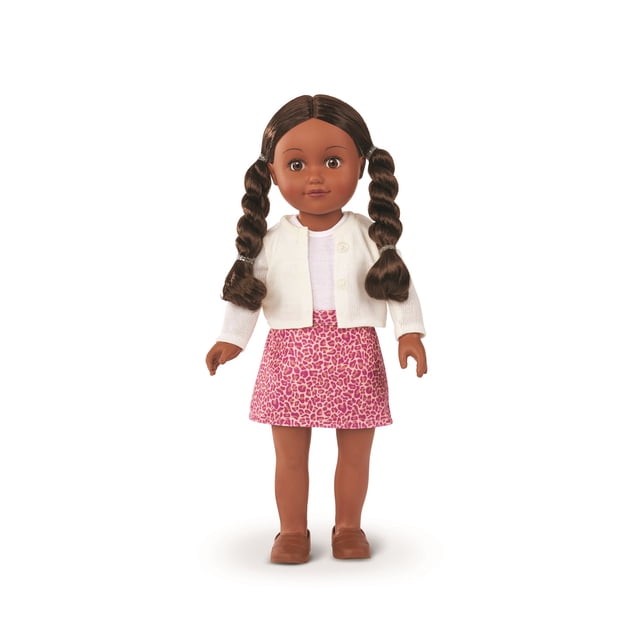 My Life As Elora Poupée Articulée de 18 Pouces aux Cheveux Brun Foncé, Coiffée de Deux Tringles Torsadées, Portant un Chandail Tricoté Blanc par-Dessus un Haut Blanc, une Jupe à Imprimé Léopard Rose et des Chaussures Brunes, Entièrement Articulée avec des Bras et des Jambes Mobiles, Debout sur un Fond Blanc.