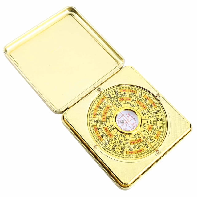 Poêle Luo en Fer Feng Shui Précise avec Couvercle Rabattable et Boussole pour l'Apprentissage du Feng Shui Résidentiel. Cette Poêle Luo en Fer Présente une face de Boussole Détaillée et Claire avec Marquages Feng Shui Traditionnels, Logée dans une Housse à Rabat Protectrice pour la Portabilité et la Durabilité. Idéale pour Étudier et Optimiser les Environnements Feng Shui Résidentiels.