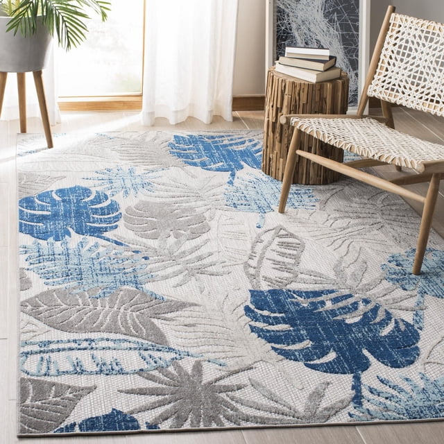 Safavieh Cabana Kuzman Tapis d'Extérieur Floral pour Aire avec Fils Synthétiques Résistants aux Intempéries Présentant un Motif Floral et Feuillu Texturé Bleu et Gris sur un Fond Clair, Exposé dans une Pièce Lumineuse avec une Chaise Tissée et une table d'Appoint en Bois, Idéal pour les patios Extérieurs Ou les Espaces Intérieurs.