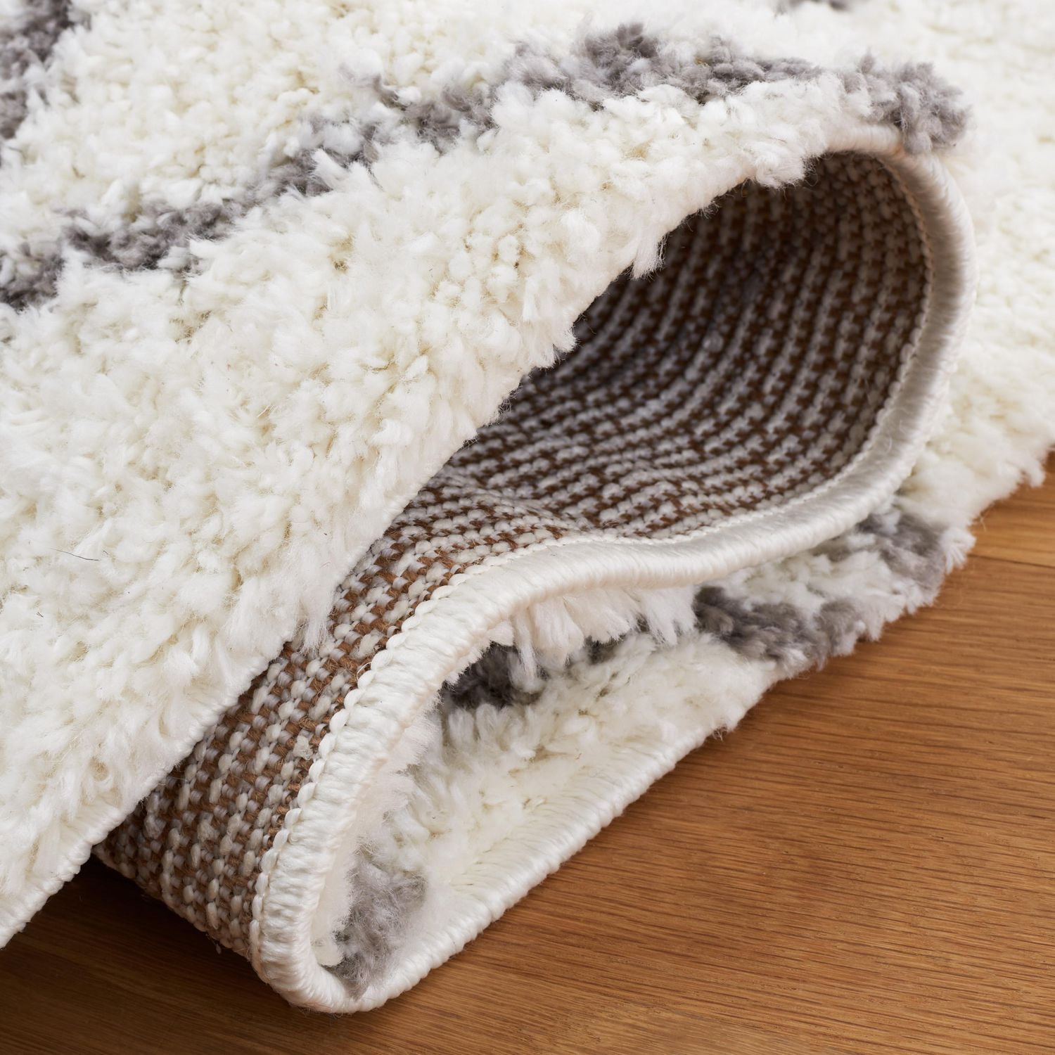 SAFAVIEH Berber Avery Tapis Géométrique Shag