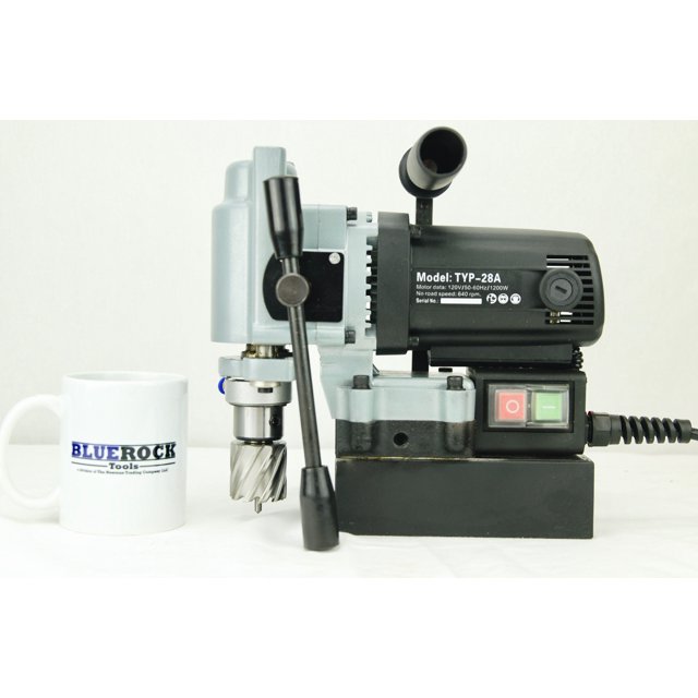 BLUEROCK ® TYP-28A Mini Magnetic Drill Press, une Petite Perceuse Annulaire Compacte et portable Conçue pour un Perçage de Précision dans les Projets d'Amélioration Domiciliaire. la Perceuse Présente un design Robuste Noir et Argent, des Poignées Ergonomiques, un Panneau de Commande visible avec Interrupteurs d'Alimentation, et un Embout de Perceuse durable. Positionnée à Côté d'Une Tasse BLUEROCK Tools de Marque.