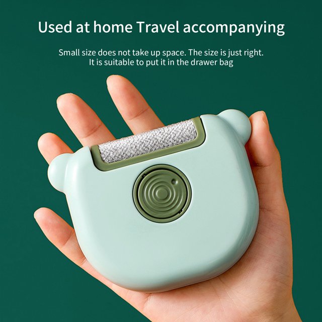Dvkptbk Enlève-Peluches Portable Enlève-Peluches et Rouleau Adhésif, un Outil compact et Réutilisable à Double Face avec un Rouleau Adhésif Plus Résistant pour Enlever les Peluches, les Poils d'Animaux et les Poils de Chien des Vêtements, Meubles et Tapis. Pratique pour le Voyage et à Utilisation Manuelle, Conçu Ergonomiquement pour un Usage Confortable, Montré d'Une Main sur un Fond Vert.