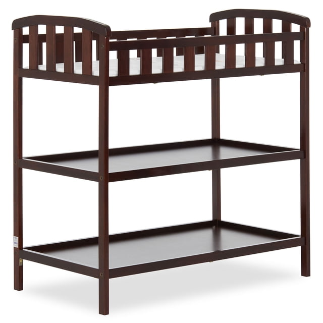Dream On Me , Table à Langer Emily en Bois Foncé avec Rampes de Sécurité Autour du Matelas à Langer de 1 Po avec Sangle de Sécurité, Deux Étagères Ouvertes pour le Rangement de la Chambre de Bébé, construction en Bois de Pin Massif, design Traditionnel, dimensions 36,5 Pouces L x 21,5 Pouces L x 38,3 Pouces H, Conforme aux Normes de Sécurité.