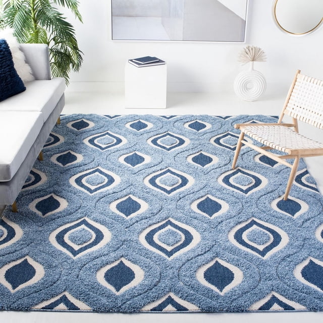 Safavieh Florida Declan Tapis Shag à Tourbillons Géométriques avec Poils Longs et Courts en Peluche, Motifs de Tourbillons Géométriques Bleu et crème, Placé dans un Salon Lumineux avec un sofa Gris et une Chaise Tissée sur un Plancher Blanc, Convient pour Ajouter de la texture et du Confort.