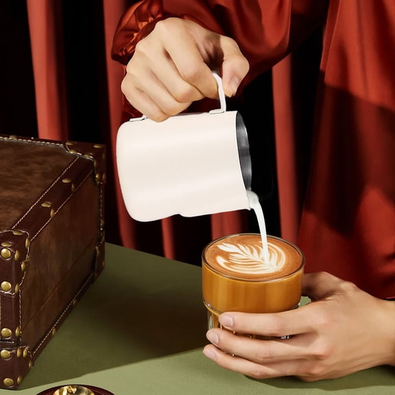 Dvkptbk Milk Frother - Tasse Milk Frother avec Collation des Grades Claire - Accessoires pour Cafetière Cappuccino en Acier Inoxydable 304 - Carafe à Lait avec Poignée Isolée pour Café, Thé et Espresso