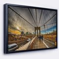 thumbnail image 2 of Designart Se promener sur le pont de Brooklyn ART MURAL À CADRE FLOTTÉ, 2 of 4
