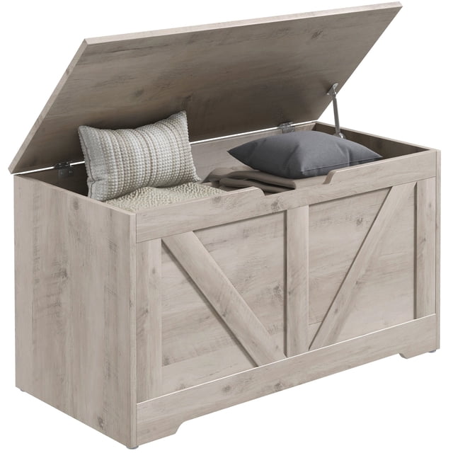 HOMCOM Coffre de Rangement pour Salon, Boîte en Bois, 31,5 Po L, Gris. un Contenant de Rangement Rustique à grain de Bois Gris avec Couvercle à Charnière Présentant une Découpe en U pour une Ouverture Facile. l'Intérieur Spacieux Tient des Oreillers et des Couvertures, pendant Que le Dessus Robuste Sert Aussi de Siège, Supporte jusqu'à 300 Lb. des Patins Antidérapants Assurent la Stabilité, et le Panneau de Particules Enduit de Mélamine Offre une Durabilité et un Entretien Facile.