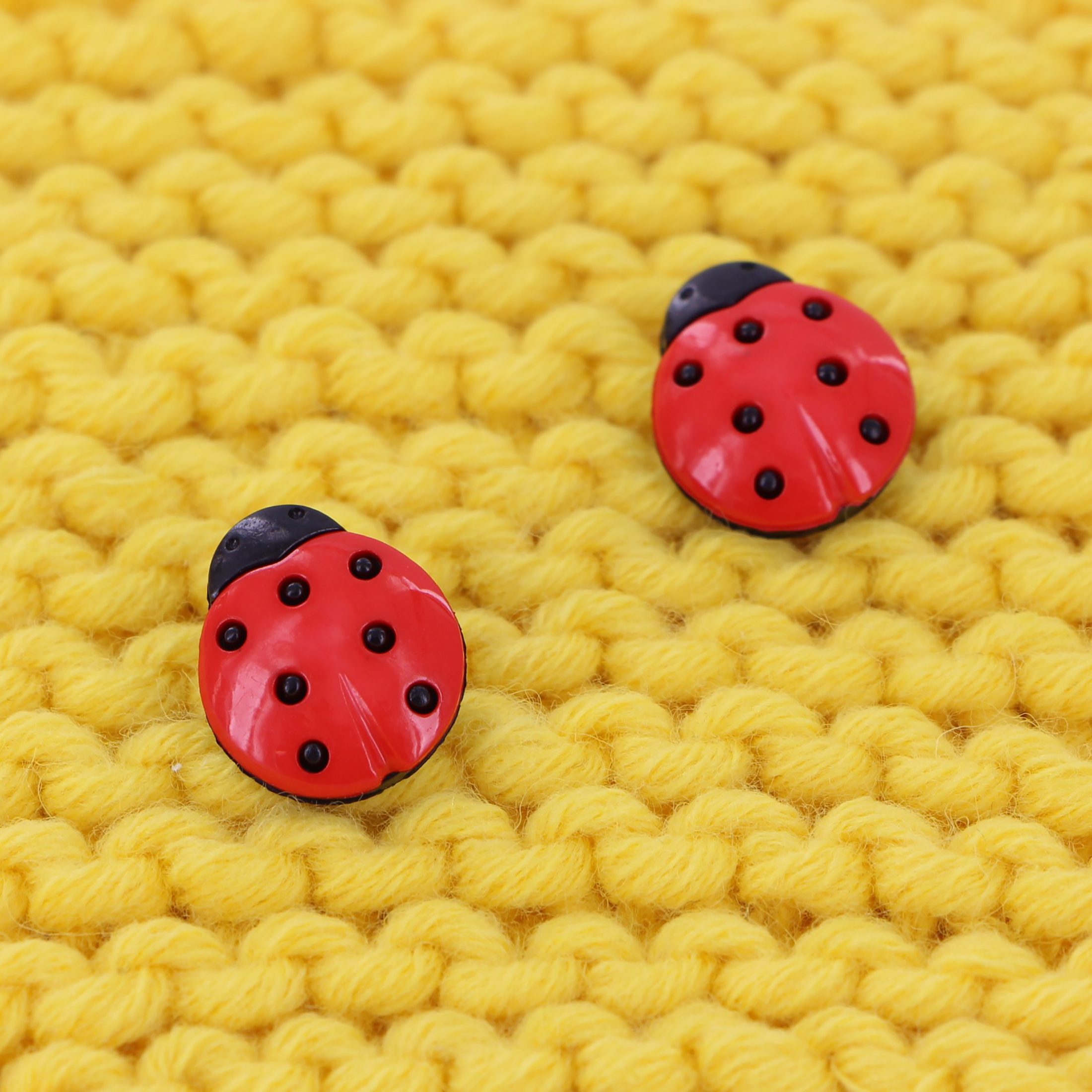 LA VOGUE Ladybug Novelty Shank Buttons 18 mm (0.71 in), rouge