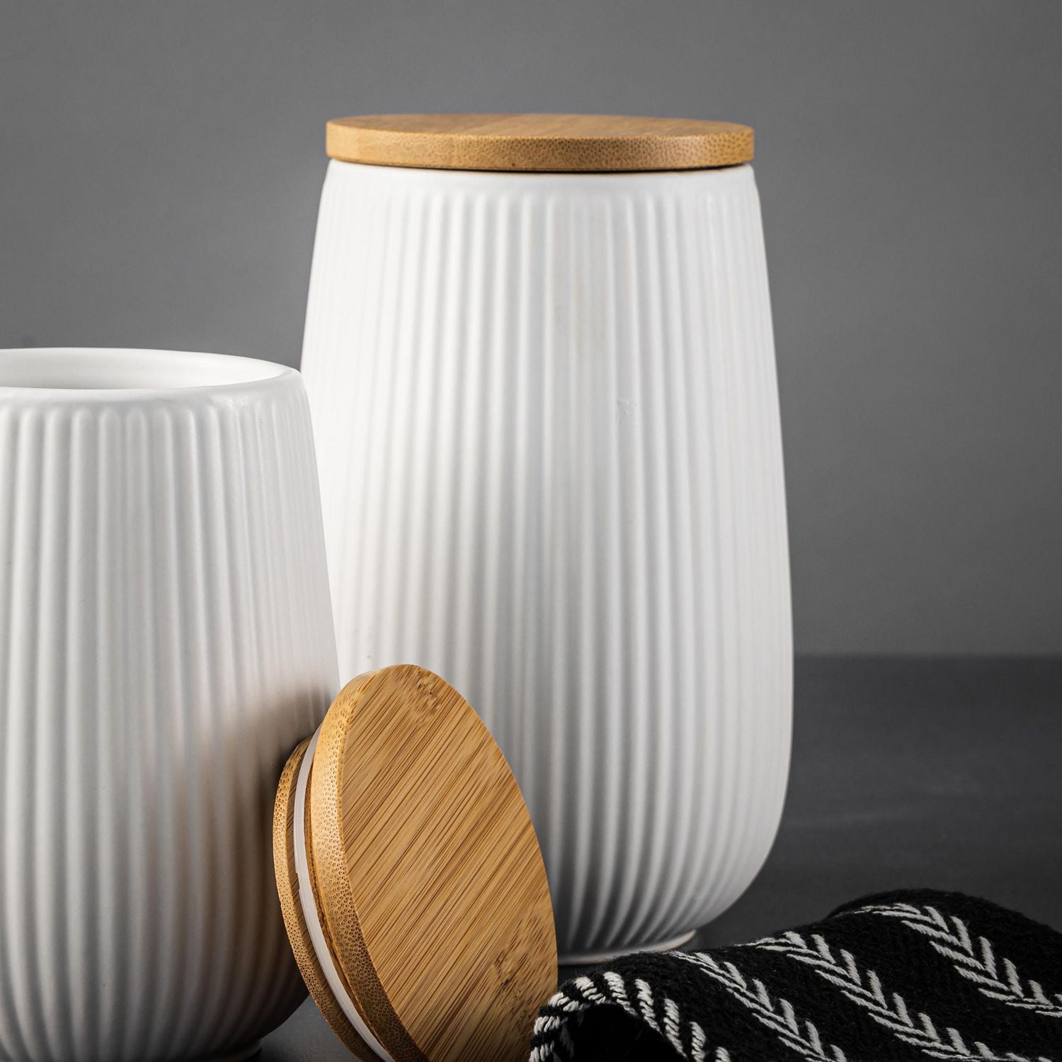 Thyme & Table, grand récipient de rangement de cuisine en céramique nervuré avec couvercle en bambou, blanc