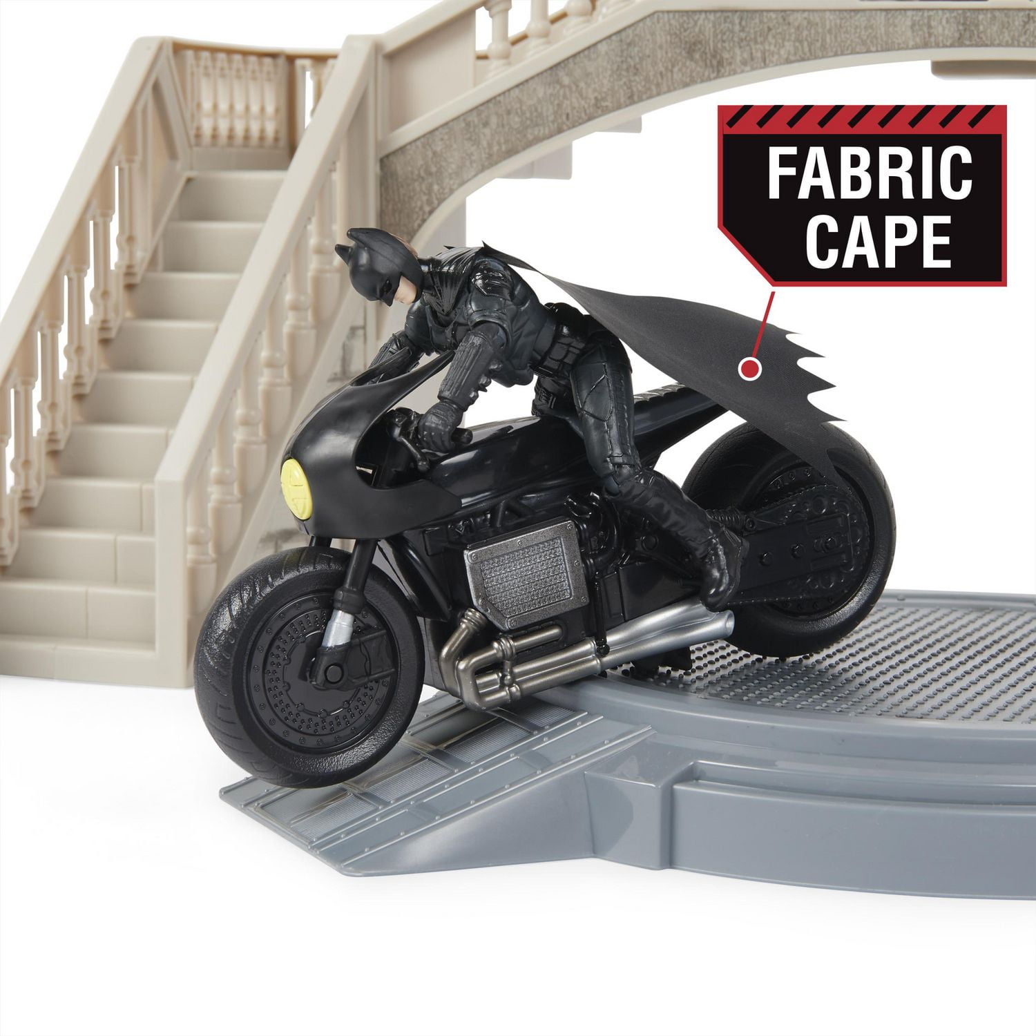 DC Comics, Batman Batcave avec figurines articulées exclusives Batman et The Penguin et Batcycle, Jouets pour enfants à collectionner du film Batman pour garçons et filles à partir de 3 ans