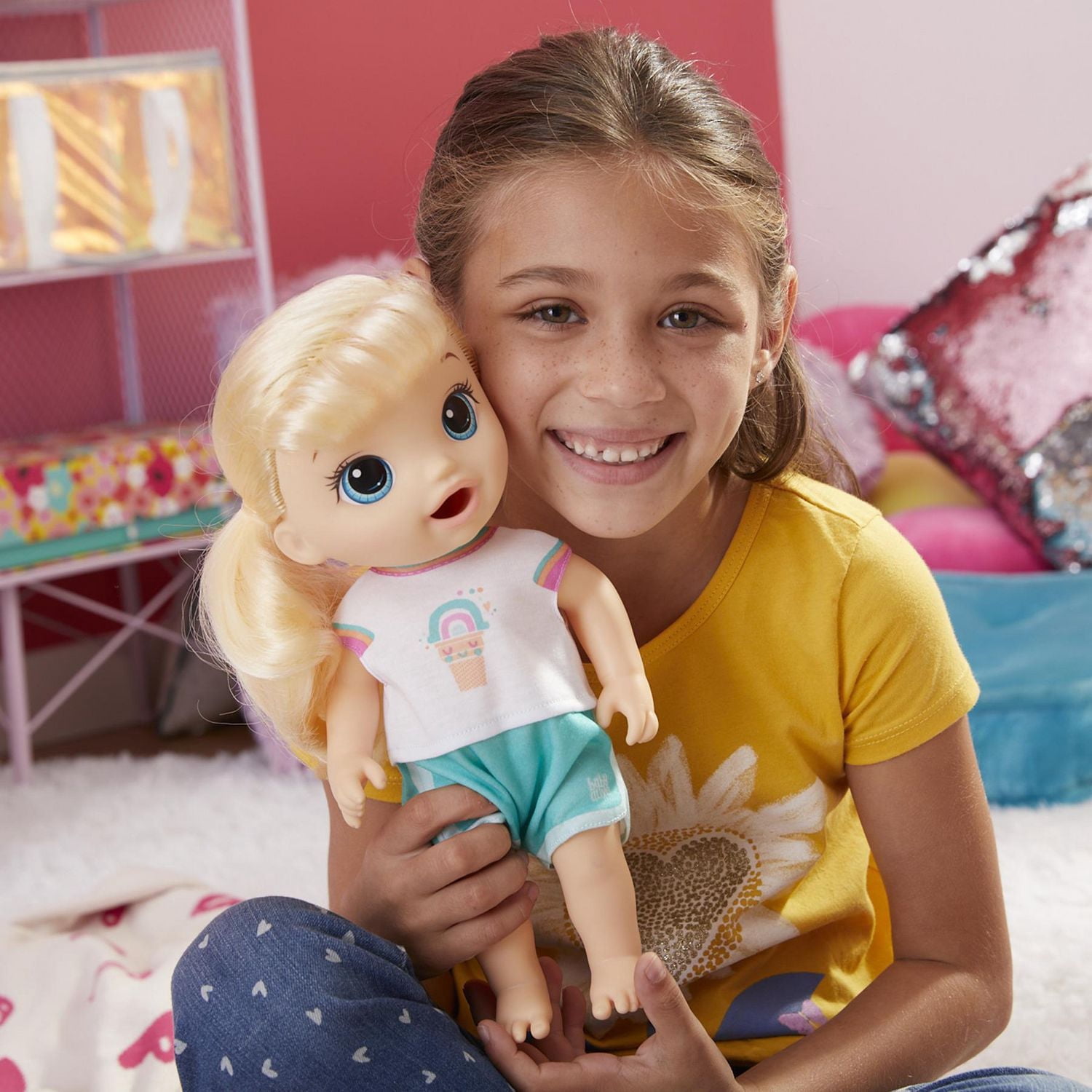 Baby Alive Poupée en patins à roulettes, 30 cm, pour enfants, dès 3 ans, mange et fait « caca », poupée avec patins à roulettes, cheveux blonds