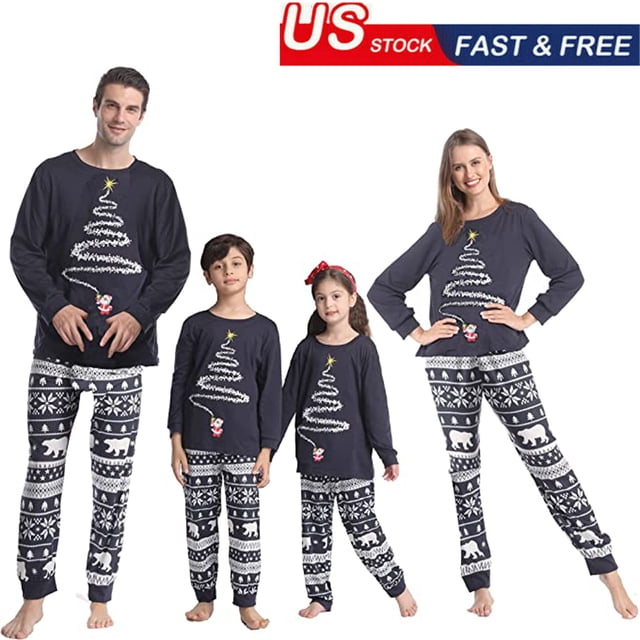 Pyjamas Assortis pour la Famille pour Femmes et Hommes, Pyjamas de Noël en Coton avec Hauts à Manches Longues Bleu Marine Présentant des motifs Festifs d'Arbre de Noël et des Pantalons à motifs avec des motifs d'Ours Polaire et de Flocon de Neige. Idéal pour les Réunions de Famille, les photos des Fêtes, le Matin de Noël et la Détente Hivernale Douillette.
