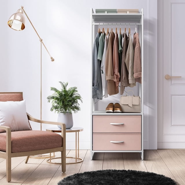 Support à Vêtements avec 2 Tiroirs - Commode Haute pour Chambre avec Cadre en Acier Blanc durable et Tige pour Exposer Chemises, Vestes et Robes, Deux Tiroirs en Tissu Rose pour Ranger des Articles Plus Petits comme des Chaussettes et des Pyjamas, et une Tablette Supérieure pour Chapeaux Ou Boîtes. Idéal comme Organisateur de Garde-Robe portable dans un Cadre de Chambre Moderne avec une Chaise, une Lampe et une Plante à Proximité.