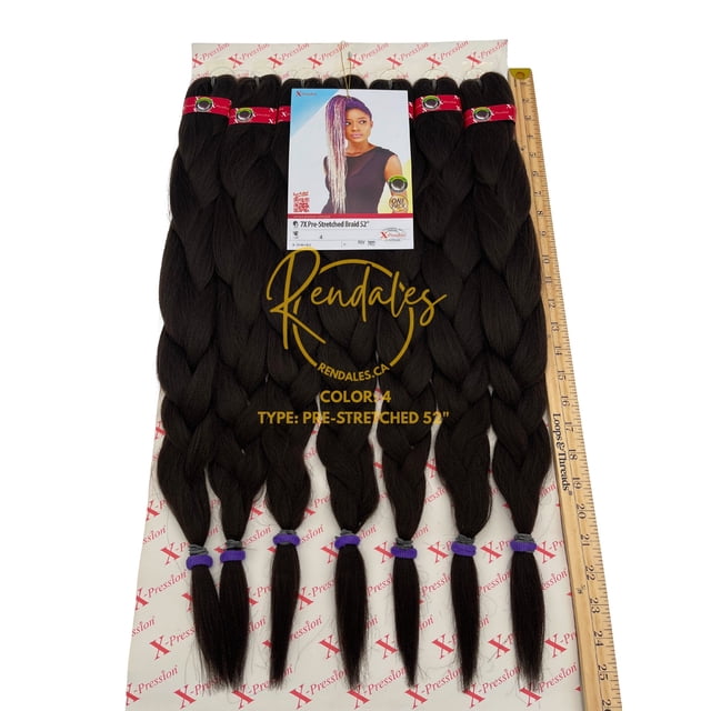 X-Pression extensions de Cheveux Tressées de 52 Pouces 7X Pré-Étirées en Couleur 4, Comprenant Sept Lots de Fibres Synthétiques avec une Finition Douce et Brillante. les Tresses Sont Pré-Coupées et Prêtes pour l'Utilisation à l'Eau Chaude, Idéales pour des Coiffures Protectrices, Affichées sur l'Emballage de Marque avec une Règle pour le Tartre.
