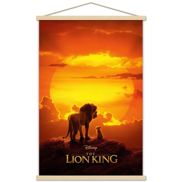 Disney Le Roi Lion - Affiche Murale Mufasa And Simba, 22,375 Po x 34 Po art Mural Encadré Montrant un Grand Lion et un Petit sur une Colline Rocheuse Se Silhouette contre un Coucher de Soleil orange Vif avec un Grand Soleil et des Nuages, Mettant en Vedette le logo Le Roi Lion, Idéal pour la Déco de la Maison, les Chambres d'Enfants et les Dortoirs.