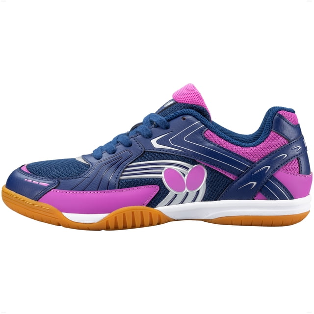 Lezoline Chaussures Reiss Bleu Marine 5.5 (36 EU, 23.5 JP) Conçues pour les Compétitions de tennis de table Intérieur. Ces Chaussures Unisexes Présentent une Tige Bleu Marine avec accents Roses et Blancs, en Maille, Fibre Synthétique et Cuir Artificiel. la Semelle Est Fabriquée en Caoutchouc et EVA pour une Adhérence, un Amorti et une Flexibilité Accrus. le logo Butterfly Wings Est Affiché de Façon Proéminente sur le Côté, Assorti au Schéma de Couleurs de la Chaussure. Convenant aux Joueurs Débutants et Intermédiaires, Ces Chaussures Offrent