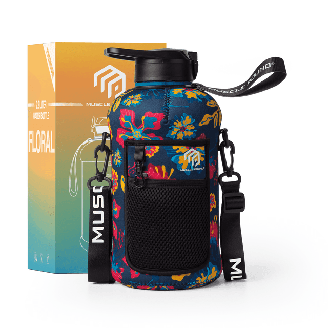 Bouteille d'Eau de 2,2 L d'Un Demi-Gallon avec Manchon de Rangement et Couvercle à Paille Couvert – Grand Contenant à Boisson Réutilisable Sans BPA avec Poignée - Grande Pichet de Sport, 2,2 Litres (74 Onces)