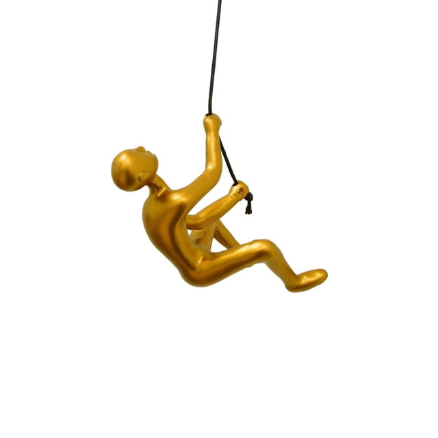 Homme Escalade art Mural sculptural 3D Montrant une Figurine en Résine Dorée en pose d'Escalade Tenant une Corde en Cuir Noire, Fabriqué en Résine durable pour Usage Intérieur avec Quincaillerie de Suspension Incluse, Idéal pour Ajouter une Touche Fantaisiste à la Déco de la Maison.
