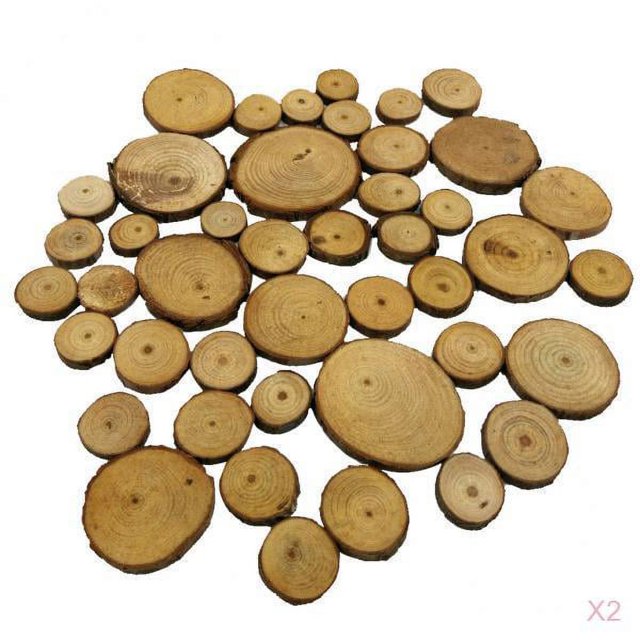 KLKCMS 100 Pcs de Tranches de Bois d'Arbre Naturelles de Tailles Assorties, Fabriquées en Bois de Pin avec des Cercles Ronds en Rondins. Chaque Tranche Présente une Couleur de Bois Naturelle, des Lignes d'Écorce et des Motifs de grain Uniques. les Tailles Varient d'Environ 20-40 mm de Diamètre et 5 mm d'Épaisseur. Parfait pour l'Artisanat en Bois, les arts, l'Artisanat, la Déco Maison, les Numéros de table, les Enseignes et les Décorations de Mariage.