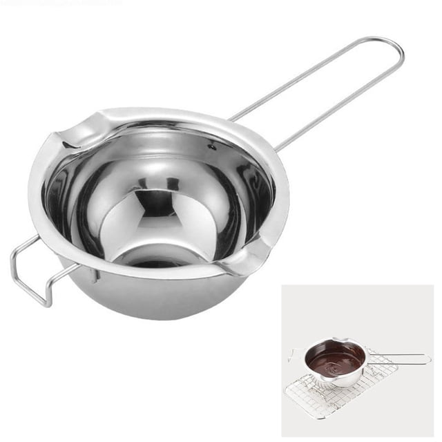 1 Ensemble de Marmite à Double Bouilloire en Acier Inoxydable Casserole à Chocolat Casserole à Chocolat Faite en Acier Inoxydable 304 avec Poignée Ergonomique et Fini Poli. Idéale pour Faire Fondre le Chocolat, le Beurre, le Fromage, le caramel, la Cire et les Bonbons, Montrée avec des Becs Verseurs pour une Utilisation Facile. Comprend une image Secondaire du Pot pour Faire Fondre le Chocolat sur une Grille Métallique, Convient aux Tâches de Pâtisserie et de Cuisine.
