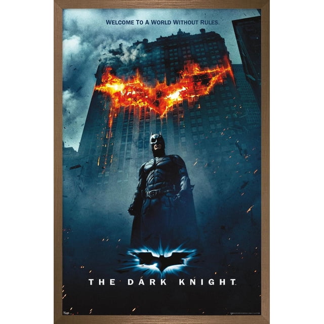 DC Comics Film - The Dark Knight - Logo Batman sur une Feuille d'Affiche Murale, 22,375 Pouces x 34 Pouces Montrant Batman Debout devant un Gratte-Ciel Sombre avec un Symbole de Chauve-Souris Ardente Brûlant sur Sa Façade, la phrase « Bienvenue dans un Monde Sans Règles » au-Dessus, et « The Dark Knight » avec un Emblème de Chauve-Souris Lumineux en Dessous, Imprimée sur Papier d'Affiche Lustré, Convient à l'Art Mural et à la Décoration