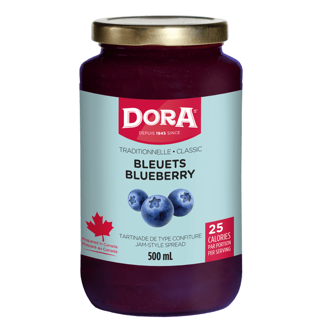 Dora Tartinade Légère Traditionnelle aux Bleuets dans un Pot en Verre de 500 ml avec Couvercle en Métal Doré, Présentant une Étiquette Bleu Pâle avec le logo Dora, des images de Bleuets et un Texte la Décrivant comme une Tartinade Sans Gluten de Style Confiture avec 25 calories par Portion, Préparée au Canada.