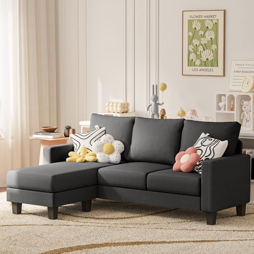 Homall Canapé Sectionnel Convertible pour Salon, avec un design en L à 3 Places et une Méridienne Réversible en Tissu de Lin Gris. le Canapé Est Présenté dans un Décor de Salon Douillet avec des Coussins Décoratifs et un Tapis beige Doux. Conçu pour les Petits Espaces, Il Comprend un ottoman Multifonctionnel Pouvant Être Positionné des Deux Côtés. le Cadre Robuste en Bois Massif et des Coussins en Éponge à Haute Densité Assurent la Durabilité et le Confort.