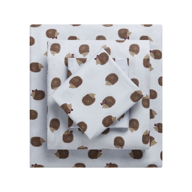 Mainstays Ensemble de Draps en Flanelle 4 Pcs Hérisson, Grand Lit, Présentant un Fond Blanc avec un Motif Répétitif de Hérissons Bruns Portant des Nœuds Violets, Fabriqué à Partir de Flanelle 100 % Coton avec une texture Douce Brossée, Comprend Drap Plat Grand Lit, Drap-Housse pour Matelas jusqu'à 12 Pouces de Profondeur, et Deux Taies d'Oreiller, Respirant et Lavable à la machine, Convient pour Ajouter Chaleur et Confort aux Chambres pendant les Saisons Plus Froides.