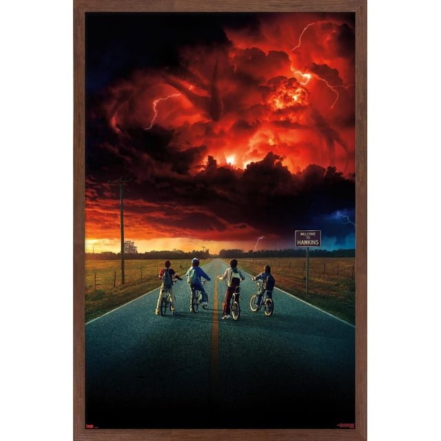 Netflix Stranger Things : Saison 2 - Affiche Murale d'Art Clé, 22,375 Po x 34 Po Encadrée, Montrant Quatre Enfants à Vélo Arrêtés sur une Route Rurale Face à un Ciel Orageux Rouge Ardent avec Éclairs et un Panneau « Bienvenue chez Hawkins » sur la Droite, Encadrée en Bois Foncé, Convient à une Déco Murale Nostalgique pour la Maison Ou le Bureau.