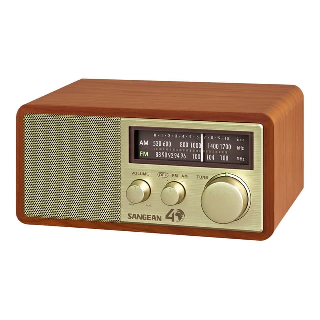 Sangean WR-11SE radio avec une Puissance Totale de 7 Watts, Dotée d'Un Panneau avant Rétro Doré et d'Un Boîtier en Bois. Comprend un Réglage FM/AM à 2 Bandes, une compensation Dynamique des Basses et un Haut-Parleur Pleine Portée de 3 Pouces avec un Aimant Agrandi. La Vue Orientée vers l'Avant Met en Valeur l'Accordage et des Indicateurs de Bande Ainsi Que des Boutons de volume et d'Accordage.