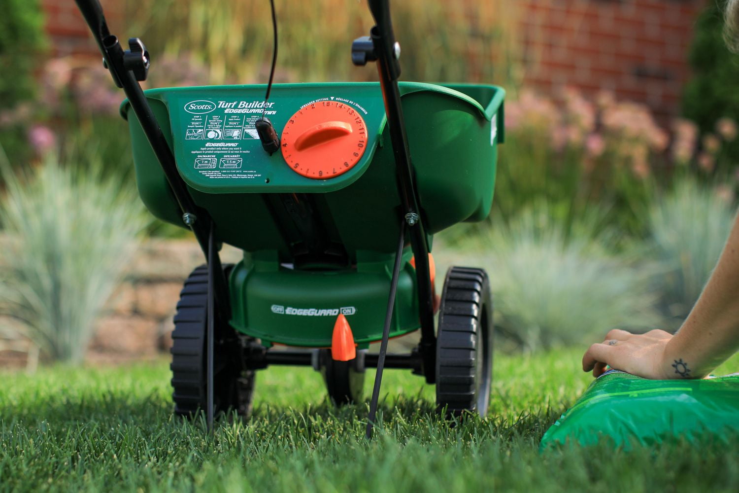 Scotts Turf Builder Mini Edgeguard Broadcast Spreader - Walmart.ca