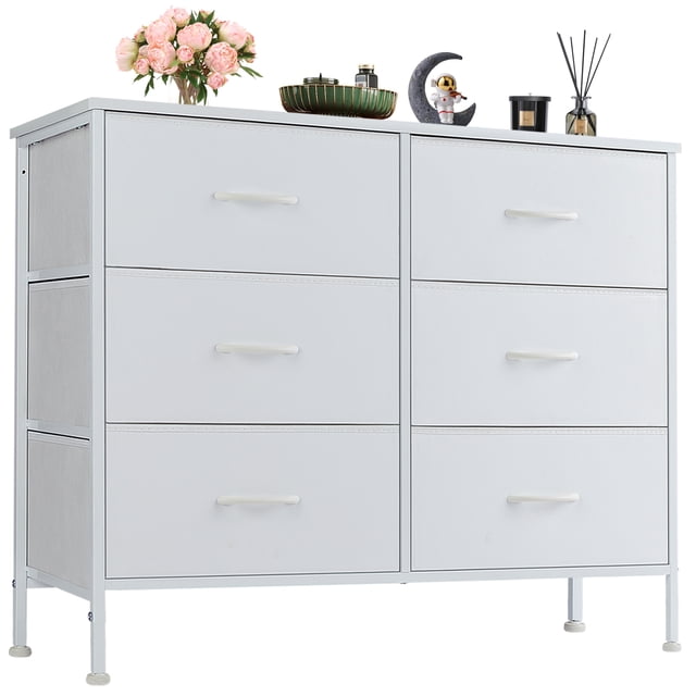 EDX Commode à 6 Tiroirs pour Chambre, avec une Tour d'Organisation de Rangement en Tissu Blanc et une Armoire avec Cadre en Acier Robuste et Dessus en Bois. la Commode Comprend six Tiroirs Spacieux avec Poignées Blanches, Offrant un Grand Espace de Rangement pour Organiser les Articles. des Patins de Pieds Ajustables Assurent la Stabilité sur les Planchers Irréguliers. le design Moderne Complète Divers styles de Déco pour Chambre Ou Salon. la surface Supérieure Convient pour Exposer des vases, des photos Ou des Articles Décoratifs. Elle Est Souvent Utilisée comme Meuble Télé compact dans les Petits Espaces.