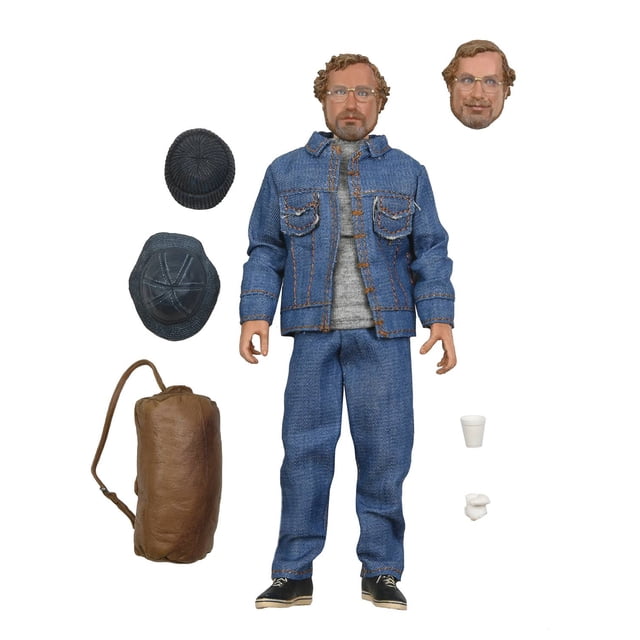 Jaws Figurine Articulée de 8 Pouces Clothed Series - Matt Hooper par Neca. Cette Figurine Articulée Multicolore Présente une Similitude sous Licence de Richard Dreyfuss en Tant Que Matt Hooper du film Classique Jaws. la Figurine Mesure 8 Pouces de Hauteur et Comprend des Accessoires Exacts pour l'Écran comme des Têtes Interchangeables, des Chapeaux, un Sac à Dos Brun, une Tasse Blanche et d'Autres Petits Articles. la Figurine Est Habillée d'Une Tenue en denim Détaillée avec une Chemise Grise et des Chaussures Noires. Emballée dans une Boîte