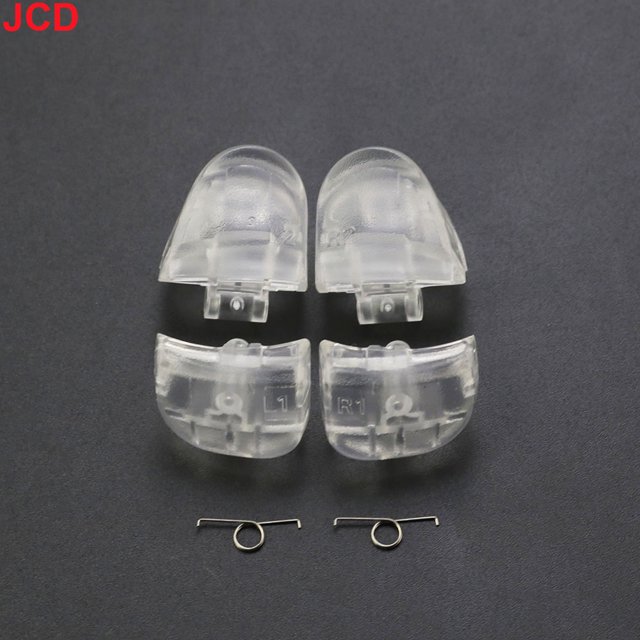 1Ensemble pour Manette PS5 V3.0 BDM-030 L1 R1 L2 R2 Boutons de Gâchette d'Épaule et Ensemble de Ressorts Accessoires de Remplacement Transparents. Comprend Quatre Boutons d'Épaule Transparents de Rechange Étiquetés L1, R1, L2 et R2, Ainsi Que Deux Ressorts Métalliques. Idéal pour la Réparation de Manette PS5 et compatible avec les Modèles Sony PlayStation Incluant PS5, PS4 Slim et PlayStation VR.